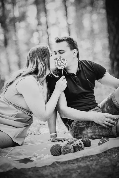 黒の白の写真ロマンチックな若いカップルが背景夏の森にキス — ストック写真