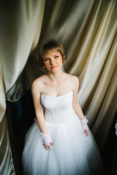 Portrait une belle jeune mariée sur le fond de tissus — Photo