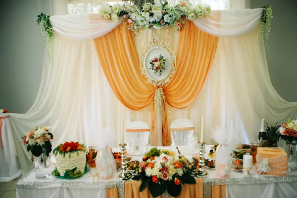 Krásné svatební stůl dekorace výzdoba novomanželů v hrášku — Stock fotografie