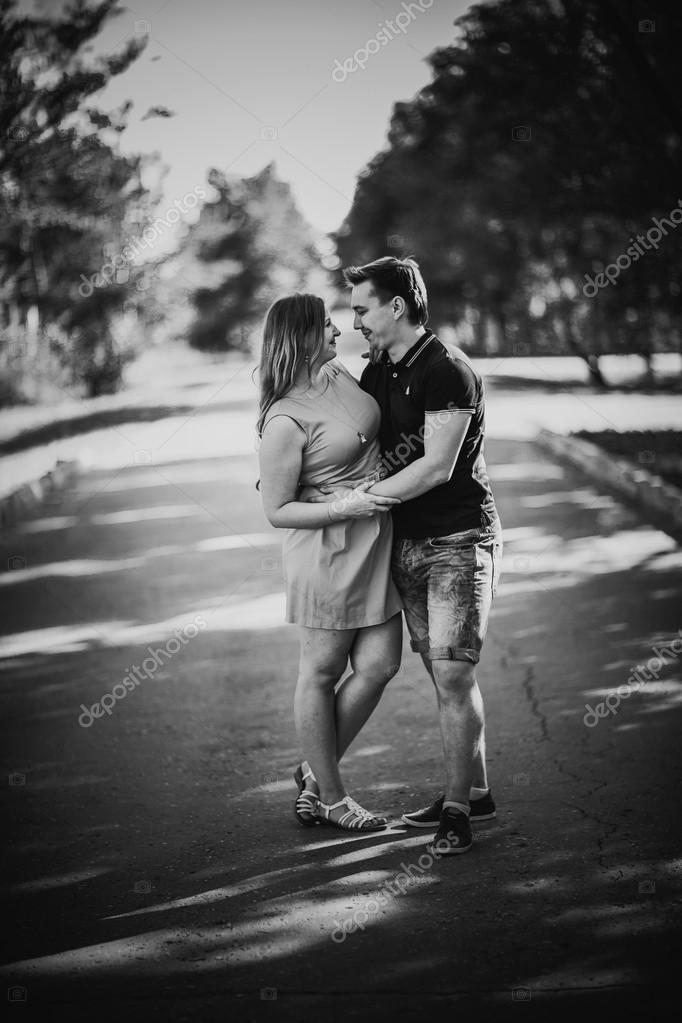 Couple de jeune romantique noir blanc photographie rire sur la forêt de