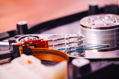 İç sabit disk closeup ahşap arka plan üzerinde