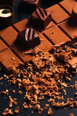 Siyah arka plan üzerine birçok çikolata şeker tatlı 