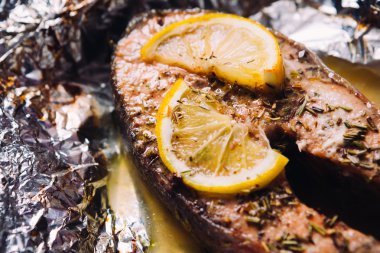 limon ve folyo otlar pişmiş balık biftek