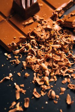 Çok şeker ve çikolata siyah bir zemin üzerine