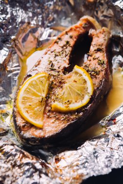 limon ve folyo otlar pişmiş balık biftek