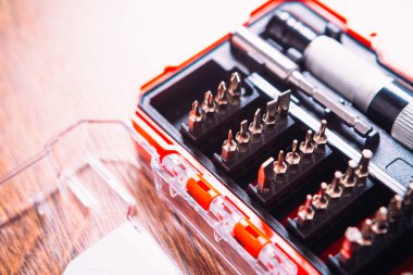 Püskürtme için tornavida, ahşap arka plan üzerinde kırmızı kutusunda ayarlayın