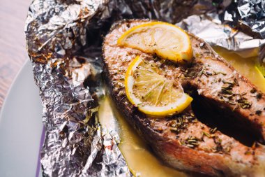 limon ve folyo otlar pişmiş balık biftek