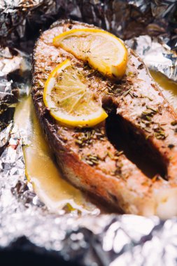 limon ve folyo otlar pişmiş balık biftek