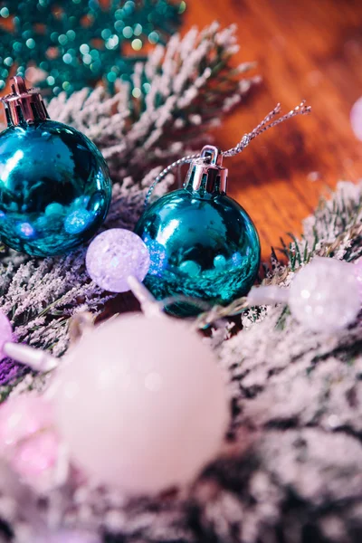 Branches d'épinette dans la neige, et boules bleues fond en bois — Photo