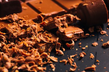 Çok şeker ve çikolata siyah bir zemin üzerine