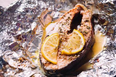 limon ve folyo otlar pişmiş balık biftek