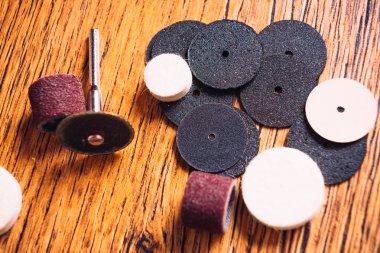 çok fazla bir matkap closeup ahşap arka plan üzerinde ipuçları.