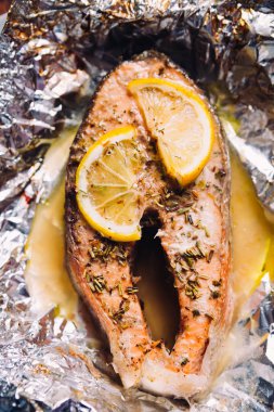 limon ve folyo otlar pişmiş balık biftek