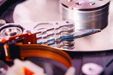 İç sabit disk closeup ahşap arka plan üzerinde