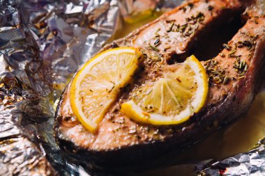 limon ve folyo otlar pişmiş balık biftek