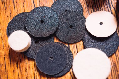 çok fazla bir matkap closeup ahşap arka plan üzerinde ipuçları.