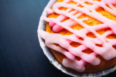 pembe ahşap bir arka plan üzerinde buzlanma ile cupcake
