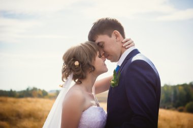 Genç gelin ve damat alan arka plan üzerinde