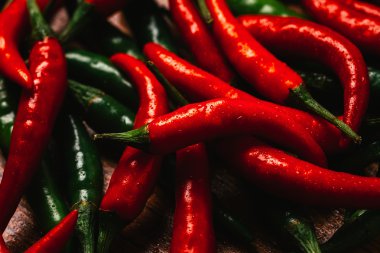 ahşap arka plan üzerinde kırmızı ve yeşil biber yakın çekim