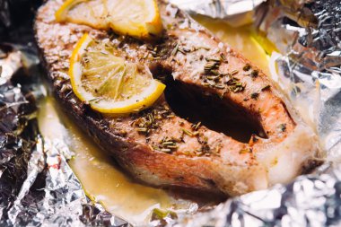 limon ve folyo otlar pişmiş balık biftek