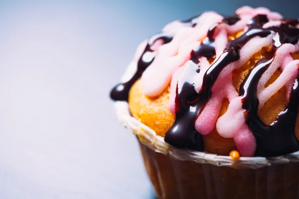 Cupcake com cobertura rosa em um fundo de madeira perto — Fotografia de Stock