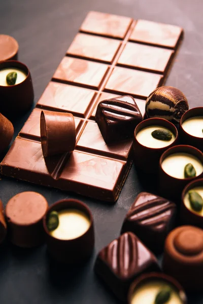 Багато шоколадні солодощі з фісташки на чорному фоні — стокове фото