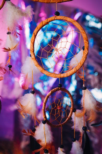 Dream catcher op de lichte veelkleurige achtergrond — Stockfoto