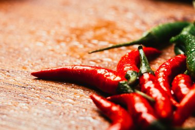 ahşap arka plan üzerinde kırmızı ve yeşil biber yakın çekim