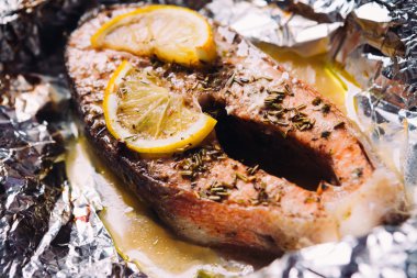 limon ve folyo otlar pişmiş balık biftek