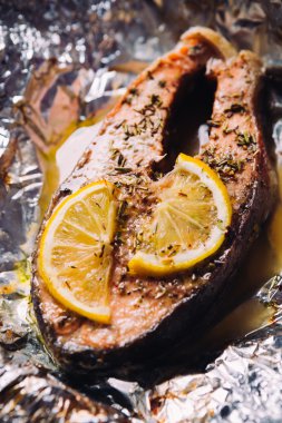 limon ve folyo otlar pişmiş balık biftek