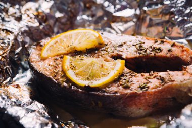 limon ve folyo otlar pişmiş balık biftek