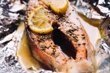 limon ve folyo otlar pişmiş balık biftek
