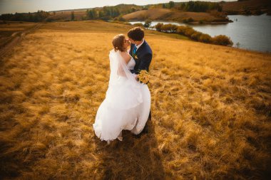 Genç gelin ve damat alan arka plan üzerinde