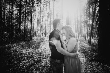 Siyah beyaz fotoğraf romantik genç çift arka plan yaz orman üzerinde öpüşme