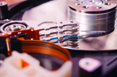 İç sabit disk closeup ahşap arka plan üzerinde