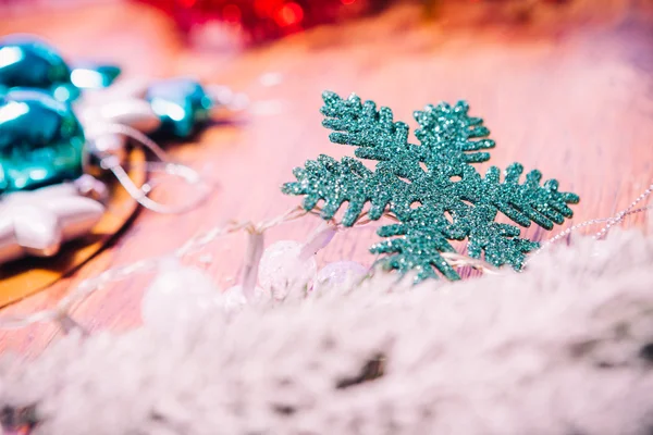 Branches d'épinette dans la neige, et fond bleu flocon de neige en bois — Photo