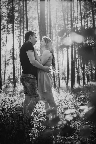 Fekete-fehér fotográfia fiatal szerelmespár nevetni a háttérben nyári erdőben — Stock Fotó