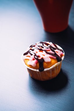 cupcake pembe krema ve ahşap arka plan üzerinde kırmızı Kupası