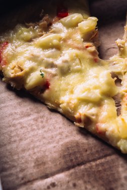 peynir pizza tavuk ve ananas parçaları