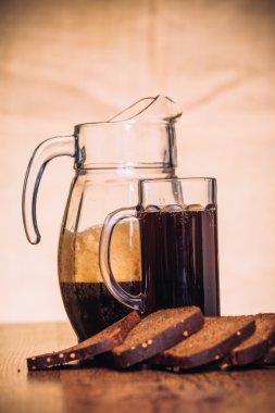 Rus bira kupa sürahi ve çavdar unu ahşap arka plan üzerinde somun