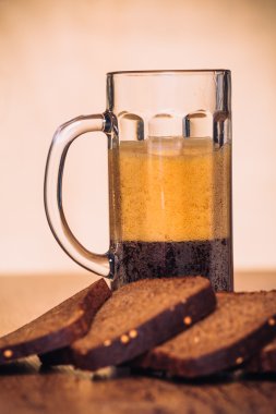 Rus bira kupa ve çavdar unu ahşap arka plan üzerinde somun