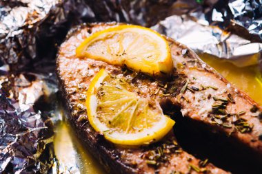 limon ve folyo otlar pişmiş balık biftek