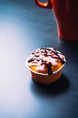 cupcake pembe krema ve ahşap arka plan üzerinde kırmızı Kupası