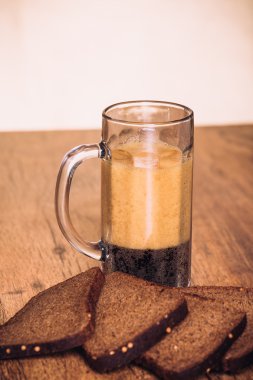 Rus bira kupa ve çavdar unu ahşap arka plan üzerinde somun