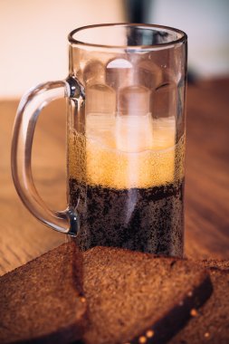 Rus bira kupa ve çavdar unu ahşap arka plan üzerinde somun