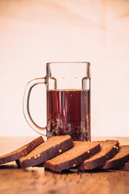 Rus bira kupa ve çavdar unu ahşap arka plan üzerinde somun