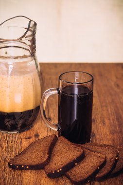 Rus bira kupa sürahi ve çavdar unu ahşap arka plan üzerinde somun