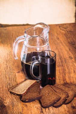 Rus bira kupa sürahi ve çavdar unu ahşap arka plan üzerinde somun