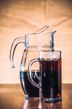 Rus bira kupa ve çavdar unu ahşap arka plan üzerinde sürahi