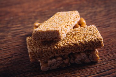 Susam ve fıstık ahşap arka plan üzerinde Kozinaki